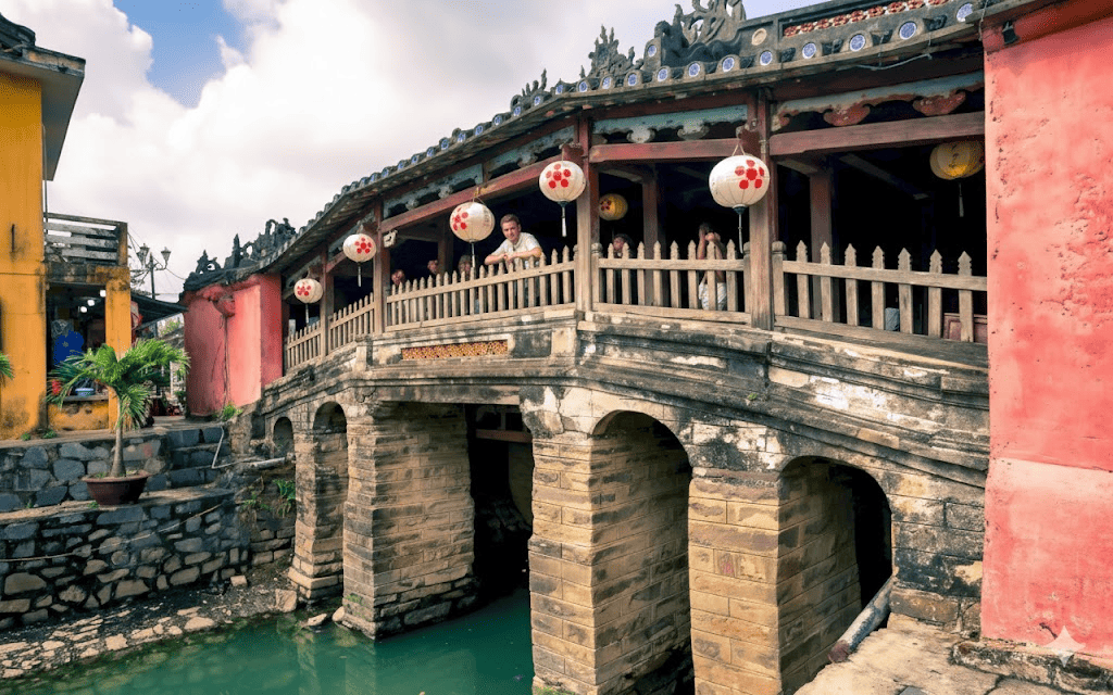 Built with an "upper house, lower bridge" design, the structure features a covered roof that shelters the passageway below